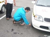描繪汽車的四個車角（或輪胎），並以三角圖示標明車輛行進方向